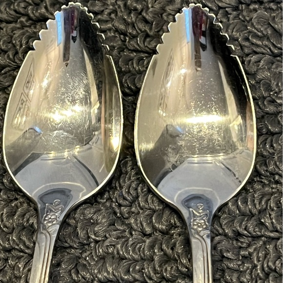 Set of 2 Fantasy Rose Community Stainless
by ONEIDA SILVER fruit / orange spoon - Picture 3 of 6